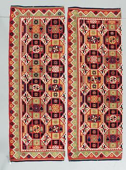 TÄCKE, två delar. Rölakan. 171 x 61 cm vardera. Skåne 1800-tal.