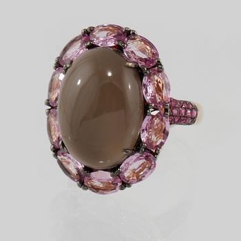 RING, 18K guld med cabochonslipad månsten, fasettslipade rosa safirer 4.41 ct samt rubiner 0.44 ct. Vikt 9,4 gram.