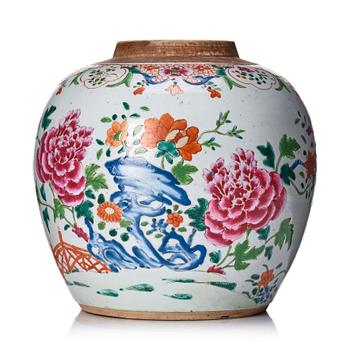 1062. A porcelain famille rose jar, Qing dynasty, Qianlong (1736-1795).