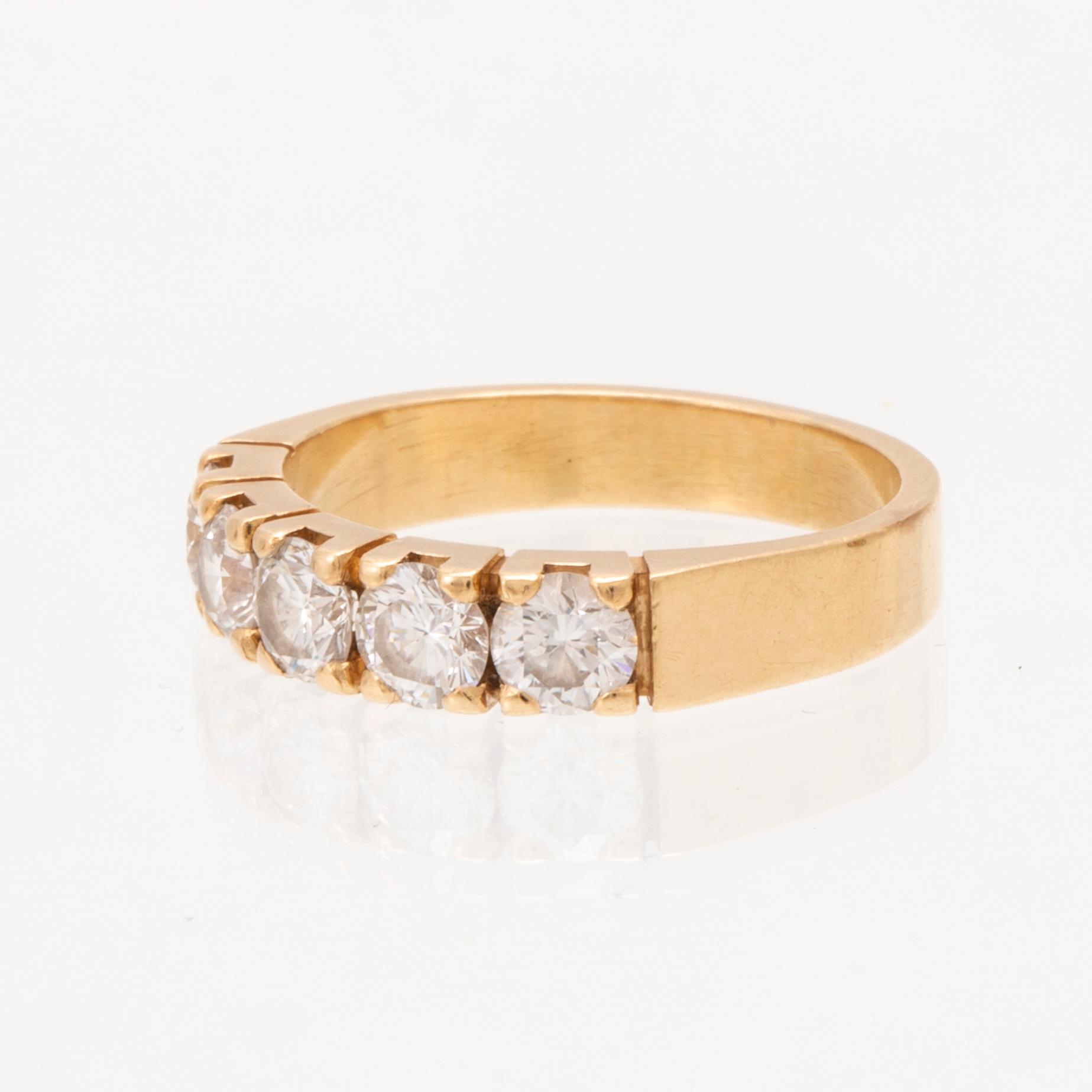 Ring halvallians 18K guld och briljantslipade diamanter.