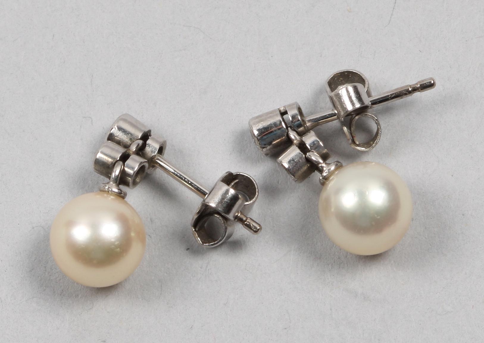 ÖRHÄNGEN, ett par. 18k vitguld diamater och pärla.