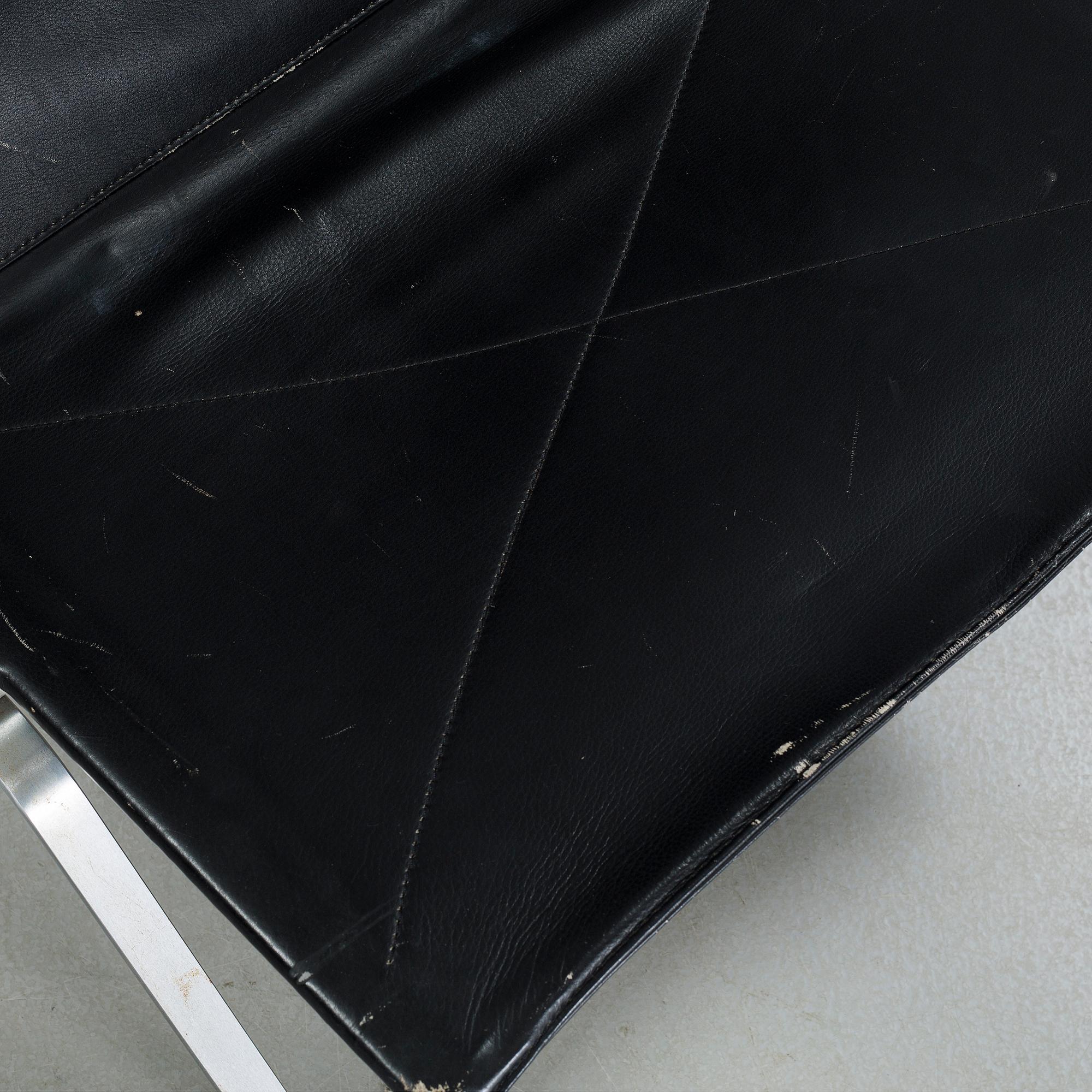 A pair of "PK22" chairs, designed by Poul Kjaerholm, made by Fritz Hansen in 1989.