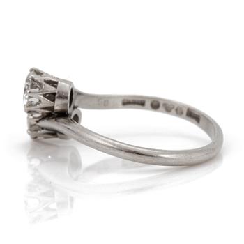 A cross-over style ring set with round, brilliant-cut diamonds.