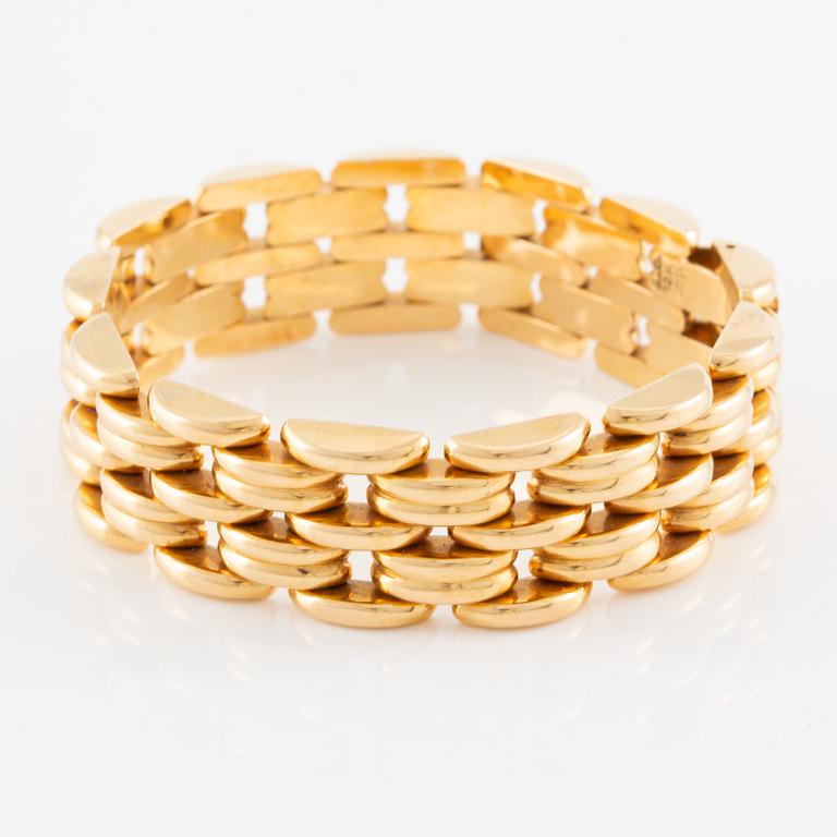 A bracelet in 18K gold.