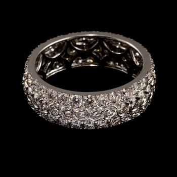 RING, 18k vitguld med 90 briljantslipade diamanter, totalt 3.26 ct. Vikt 4 g.