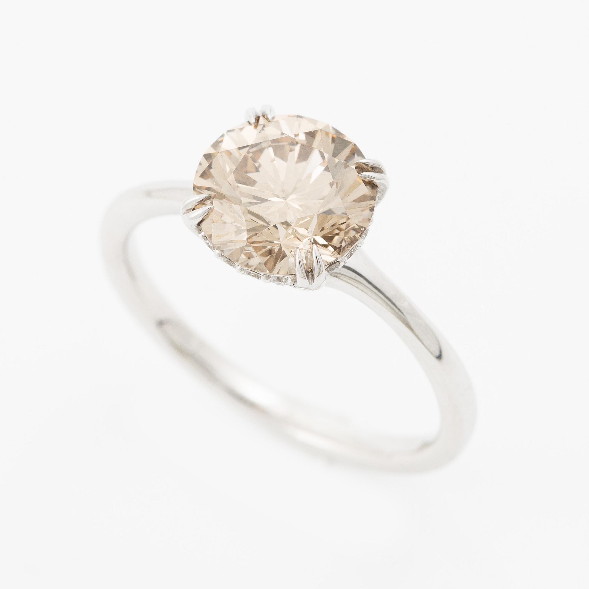 Ring in 18K white gold set with a round brilliant-cut diamond weighing 2.54 ct, accompanied by a GIA report.