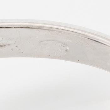 Ring in 18K white gold set with a cabochon-cut sapphire and brilliant-cut diamonds.