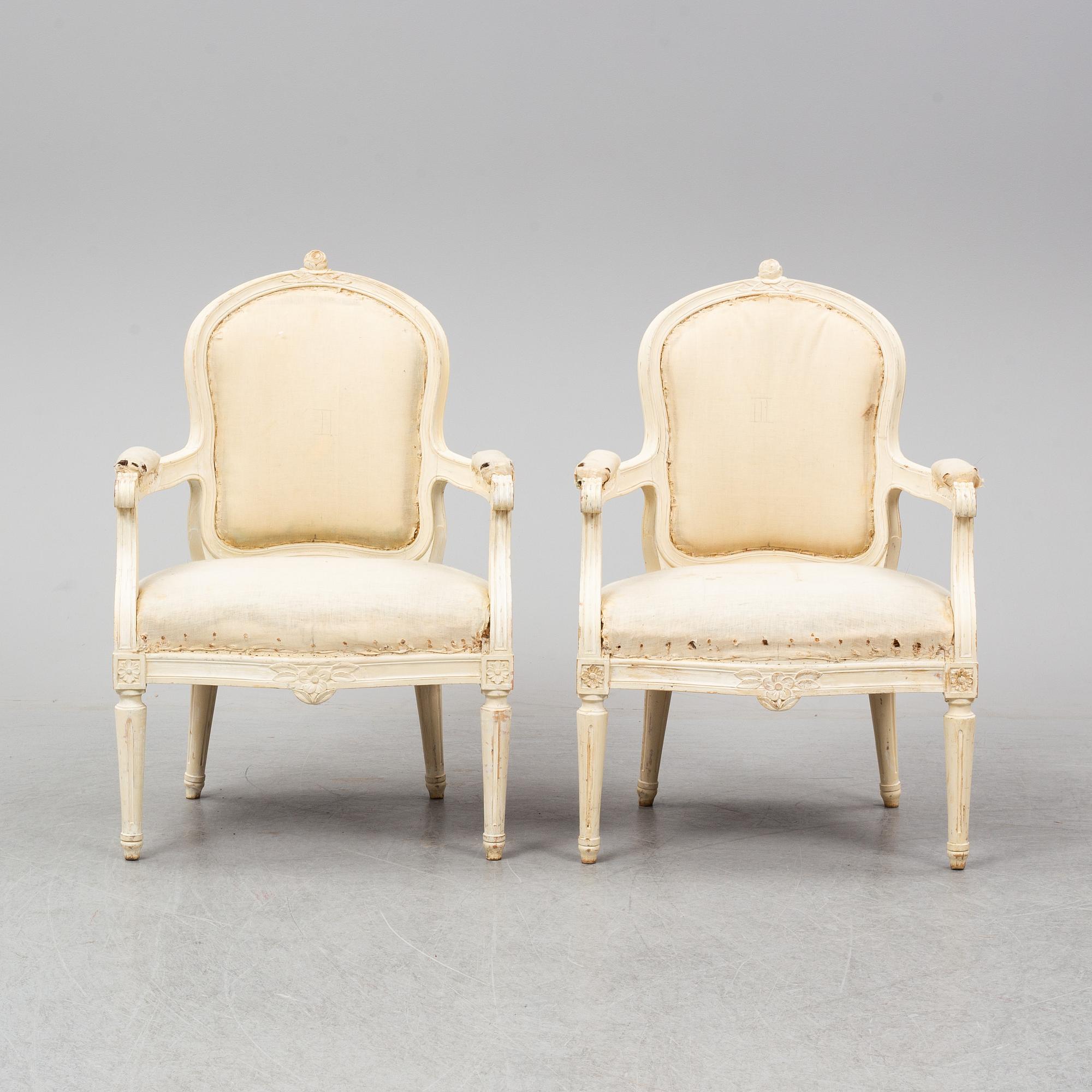 KARMSTOLAR, ett par, gustaviansk stil, 1900-talets första hälft.