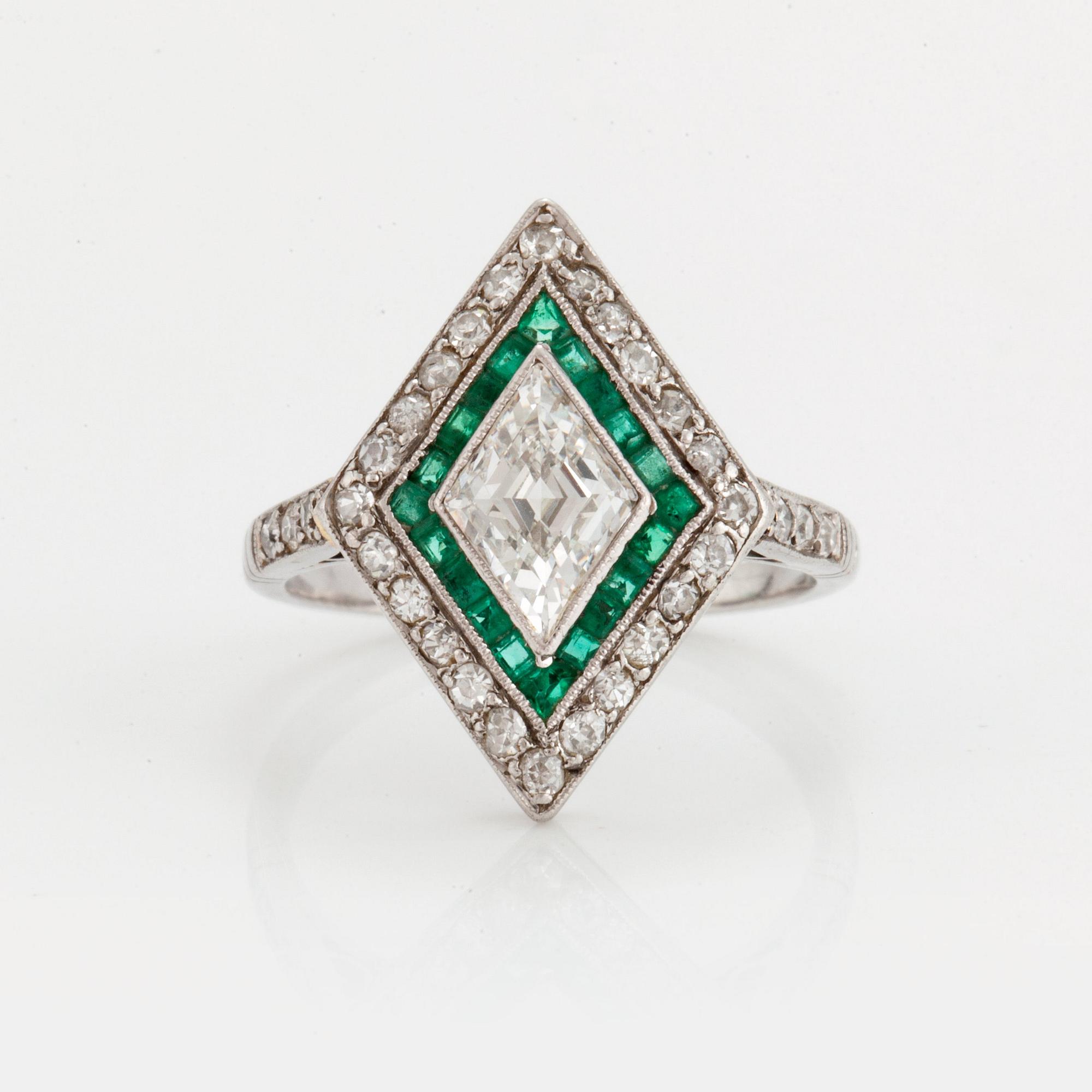 RING med diamanter och smaragder.