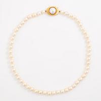 Necklace of cultured pearls with a cultured mabé pearl clasp in 18K gold.