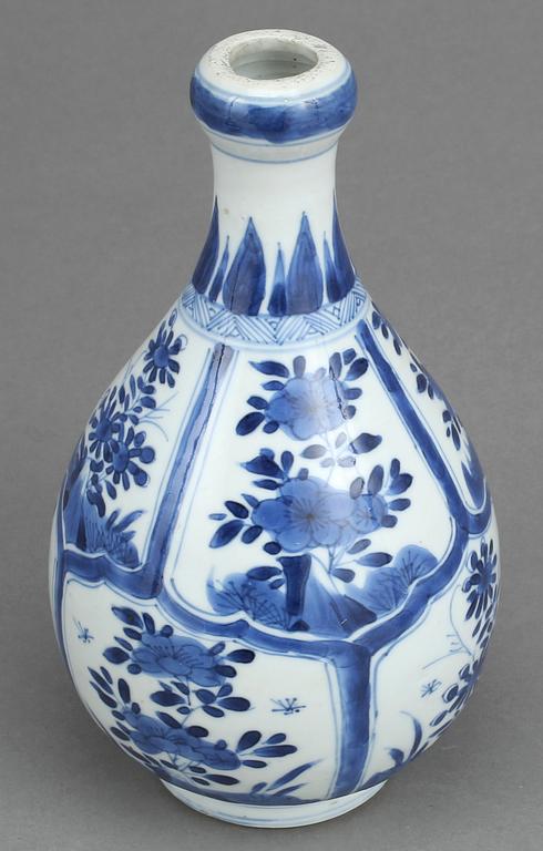 FLASKA, porslin, Qingdynastin Kangxi (1662-1722).