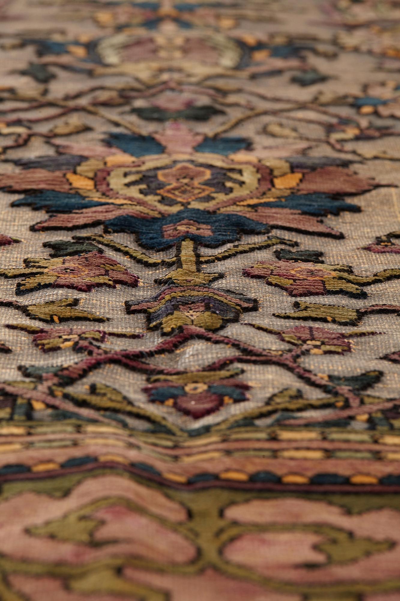 MATTA, antik/semiantik silke Keshan Souf, sannolikt Motachem, ca 112,5 x 100-93 cm (samt överst 1½ cm slätväv).
