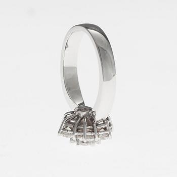 SORMUS, 14K valkokultaa, briljanttihiottuja timantteja yht. 1,50 ct. Paino 5,6 g. Todistus.