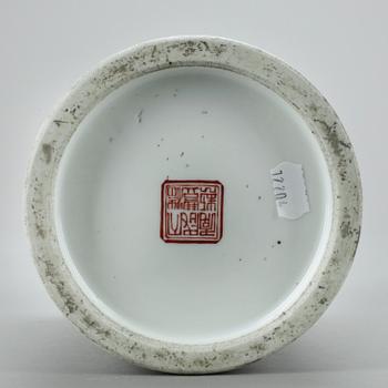 PENSELVAS, porslin, Kina, 1800-talets första hälft.