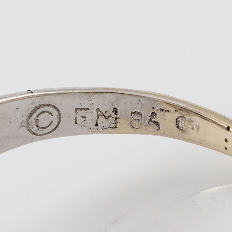 Ring 18K white gold with dark sapphires, pear-shaped and brilliant-cut diamonds.