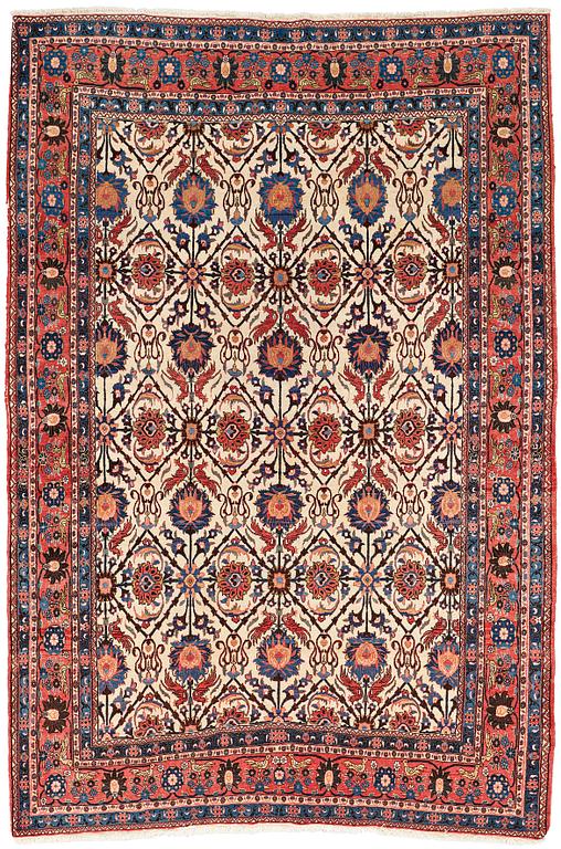 A CARPET, A SEMI-ANTIQUE VERAMIN, ca 318 x 210,5-212 cm.