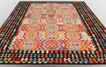 MATTA, kelim, ca 375 x 285 cm.