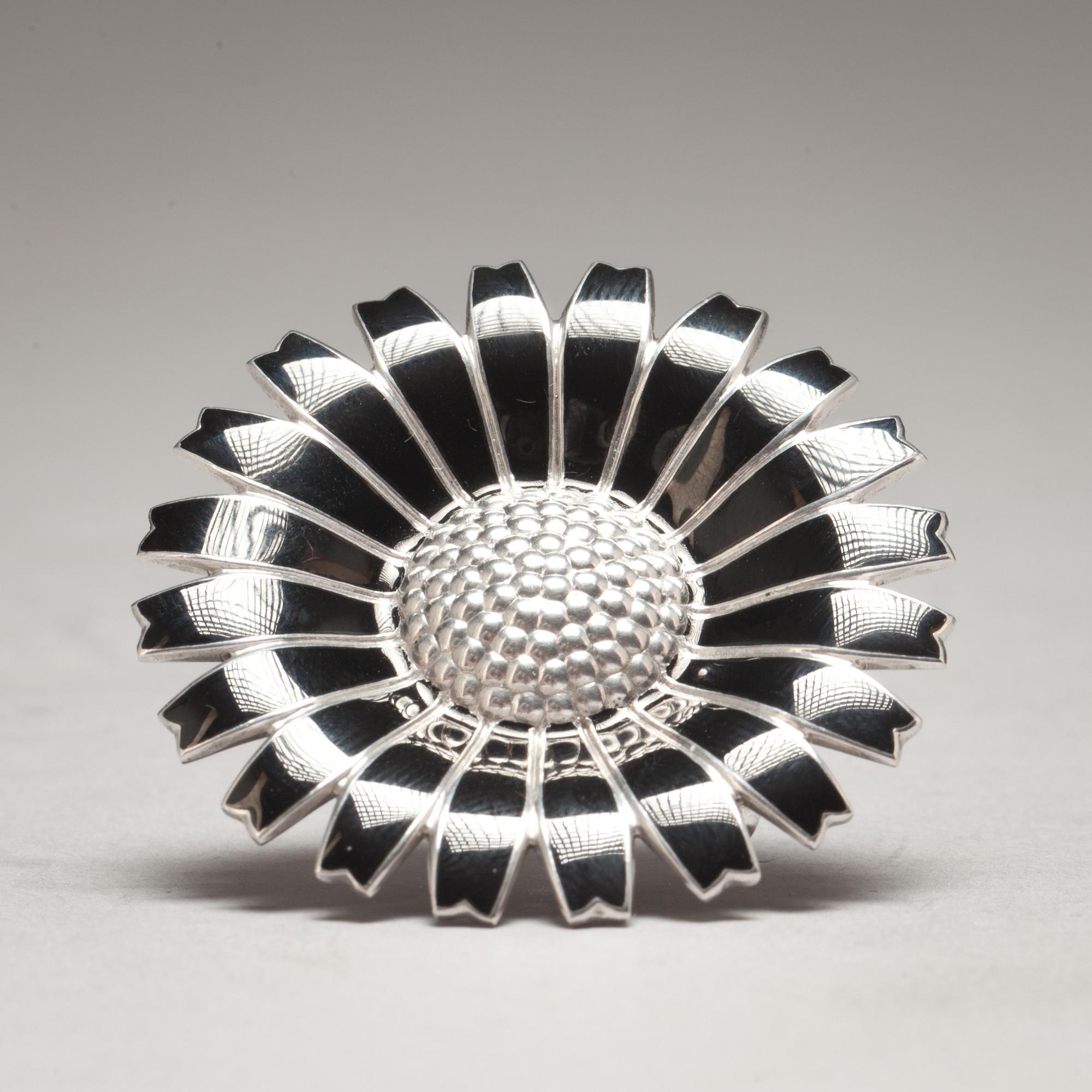 BROSCH, sterlingsilver och emalj, Georg Jensen. Danmark. Tot 16,5 g.