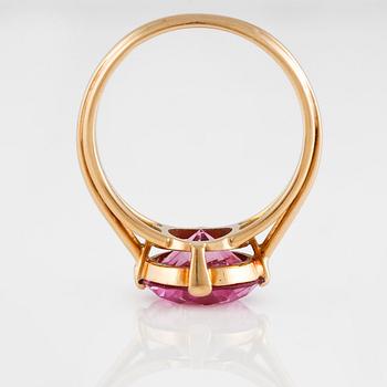 RING, 18K guld med med fasettslipad syntetisk rosa safir, Gunnar Fahlström, Stockholm 1956. Vikt 4,8 gram.