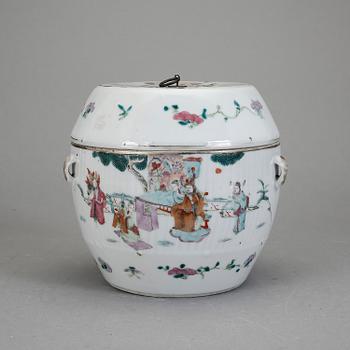 KAROTT MED LOCK, porslin, Kina omkring 1900.