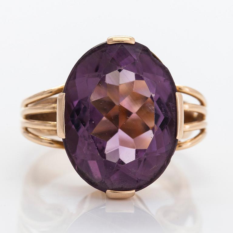 Ring, 14K gold and amethyst. Kupittaan Kulta, Turku 1957.