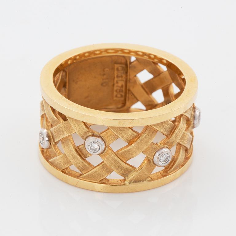 An 18K gold Ole Lynggaard ring set with round brilliant-cut diamonds.