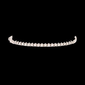An 18K white gold bracelet set with round brilliant-cut diamonds.