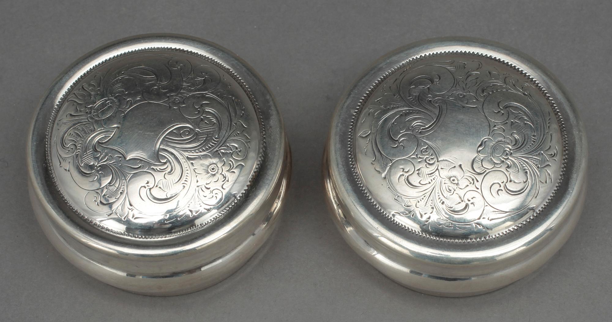LOCKASKAR, ett par, silver, Carl Nyström, Stockholm, 1854. Total vikt ca 49 gram.