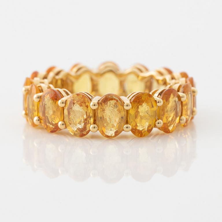 Ring med ovala gula safirer.
