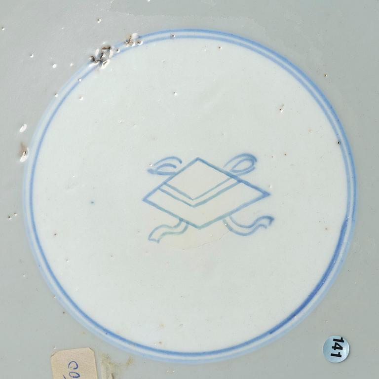 A large famille verte dish, Qing dynasty, Kangxi (1662-1722).