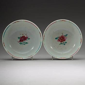 A pair of famille rose bowls, Qing dynasty, Qianlong (1736-95).