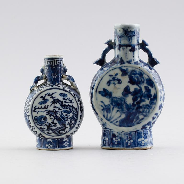 PILGRIMSFLASKOR, 2 st, porslin, Kina, sannolikt 1800-tal.