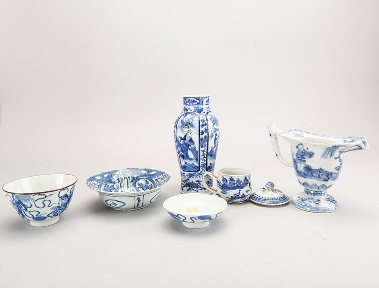 A set of five different Chinese blue and white 18th/19th century porcelain objects.