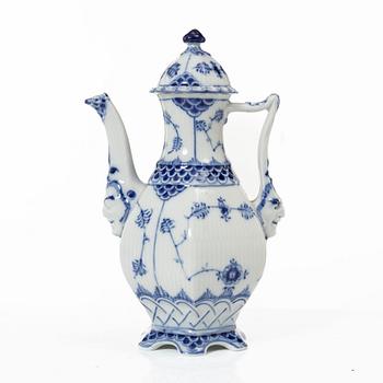 Royal Copenhagen, coffeepot, porcelain, "Musselmalet", fully decorated in blue and white.