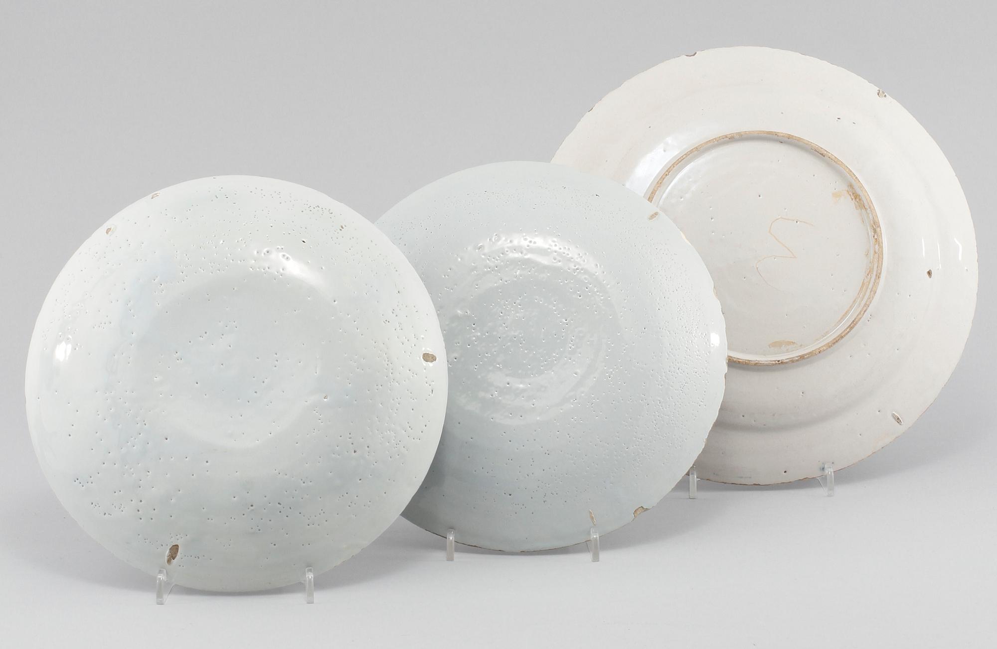 TALLRIKAR, 3 st, fajans, 1700/1800-tal.