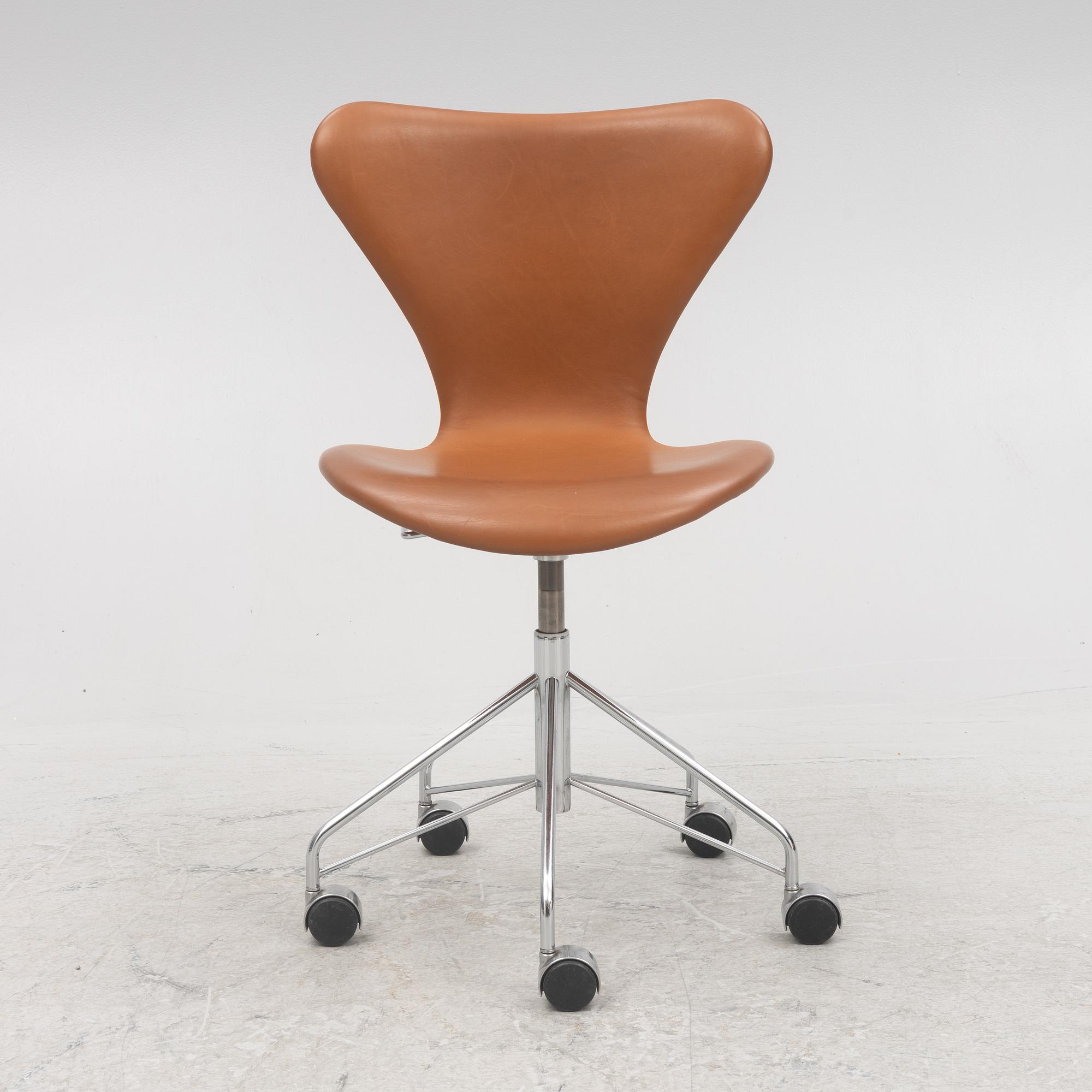 Arne Jacobsen, a model 'Seven' desk chair, Fritz Hansen, Denmark 2004.