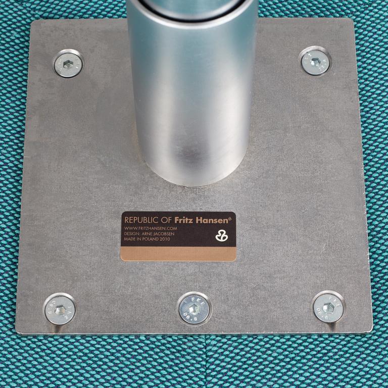 Arne Jacobsen, armchair, "The Swan", Fritz Hansen, Denmark, 2010.