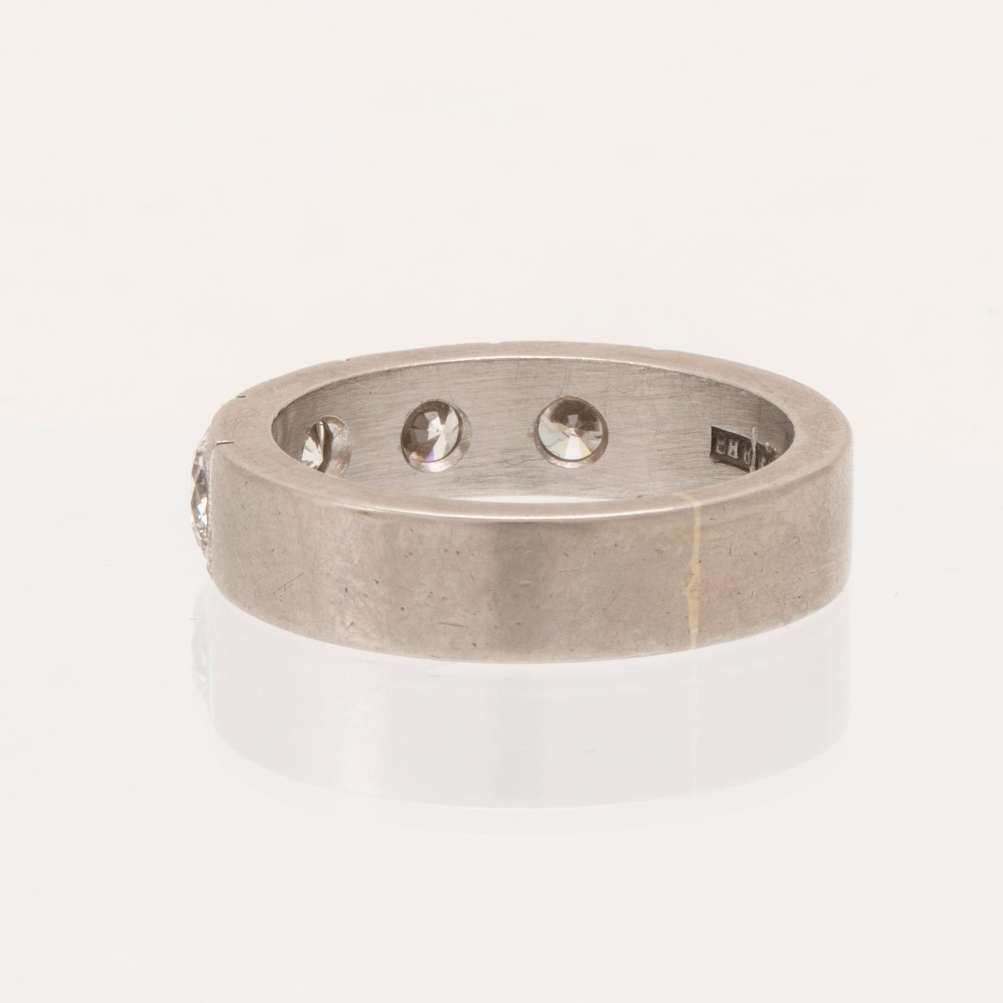 Ring halvallians 18K vitguld med runda briljantslipade diamanter av Bodens Guldatelje Johanneshov 1968.