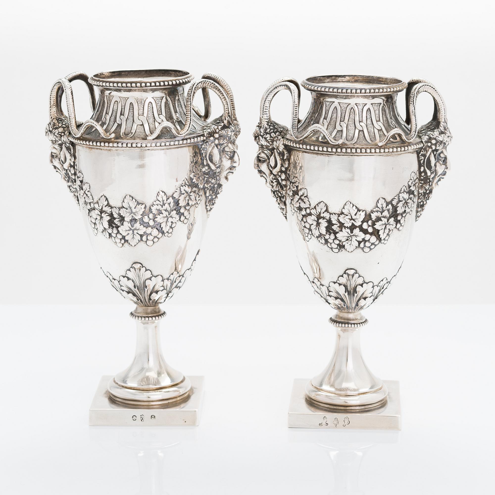 Vaser, ett par, silver, empirstil, fantasistämplar, 1900-talets första kvartal.