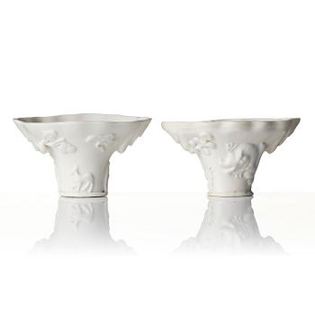 Vinofferbägare, två stycken, porslin. Qingdynastin, 1700-tal.