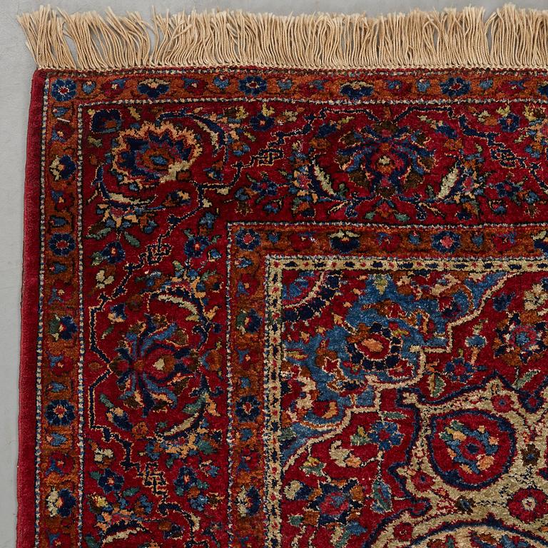 Matto, a semi-antique silk Kashan, ca 212,5-214,5 x 134,5-135,5 cm.