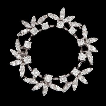 2. BROSCH, 18K vitguld med briljantslipade samt åttkantsslipade diamanter totalt ca 0.95 ct. Vikt 6g.