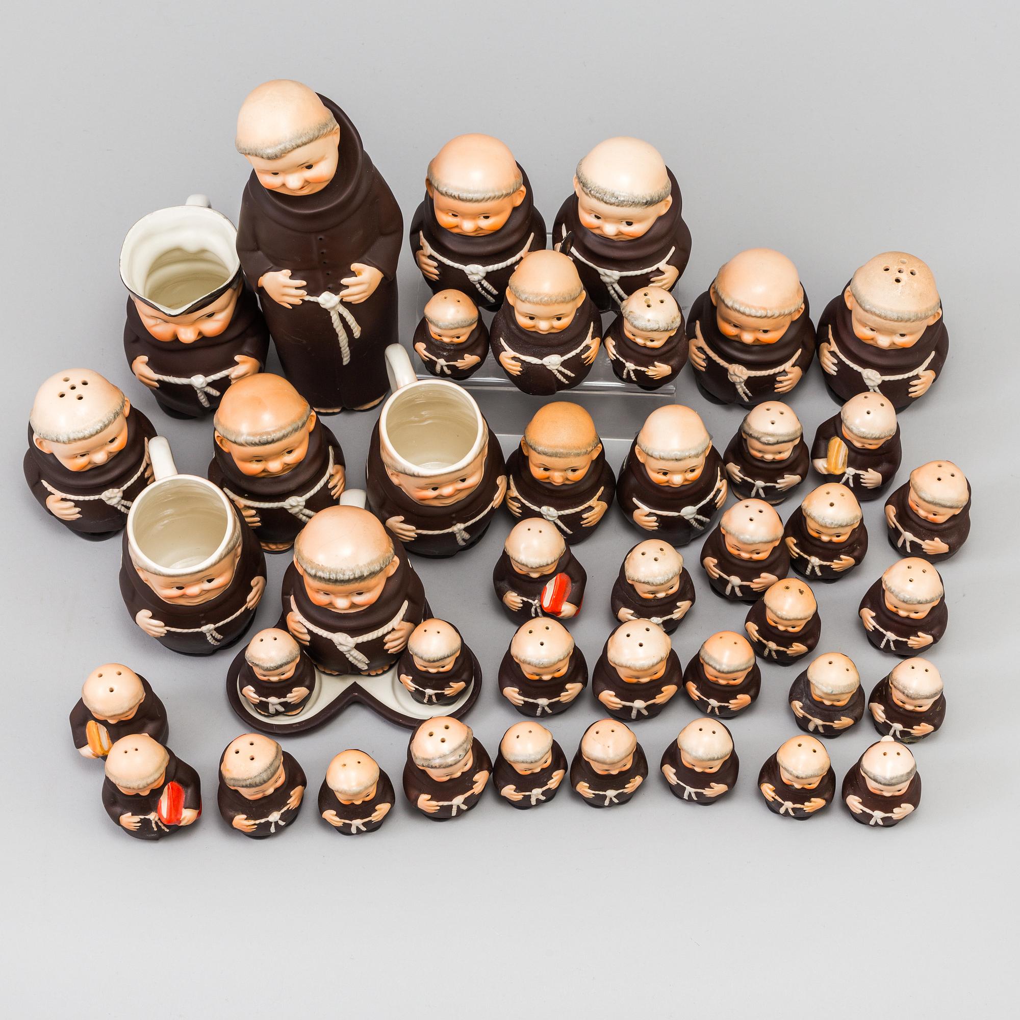 FIGURINER, SENAPSBURK, SALTSTRÖARE, SPARBÖSSA, PEPPARSTRÖARE & KANNOR, 44 st, porslin, Goebel, 1900-talets andra hälft.