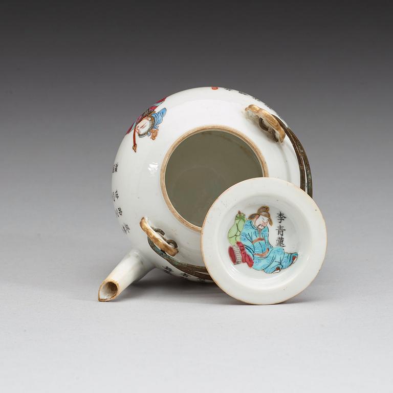 A famille rose teapot, Qing dynasty late 19 century.