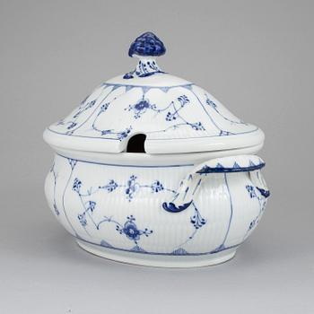 SOPPTERRIN I PORSLIN, "Musselmalet" Royal Copenhagen.