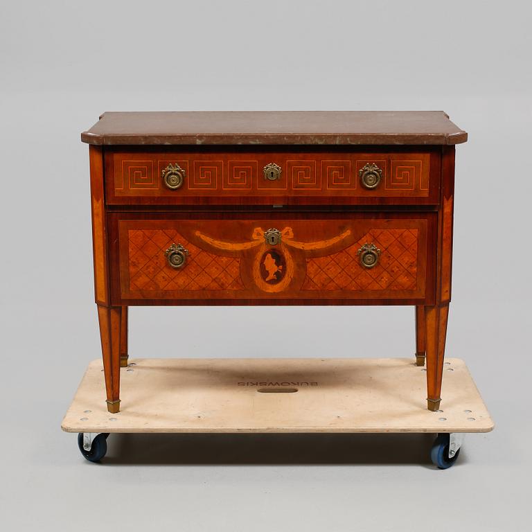 BYRÅ, gustaviansk stil, omkring 1900-talets mitt.