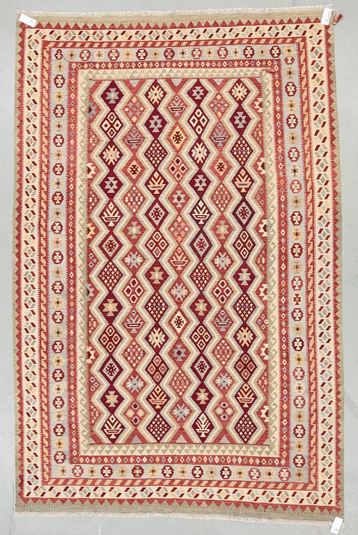 MATTA, Kelim. Ca 294x194 cm.