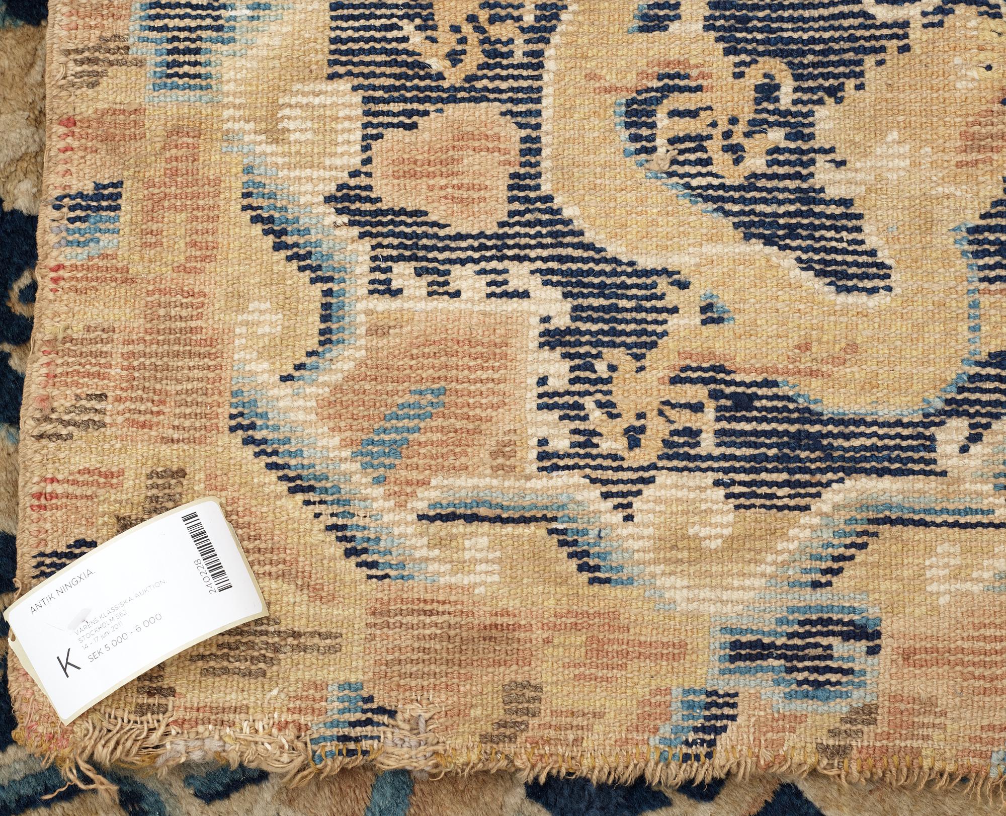 ANTIK NINGXIA TRONSTOLSMATTA. 79 x 80 cm.