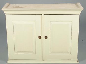 GUSTAVIANSKT SKÅP, trä, 1800-talets början.