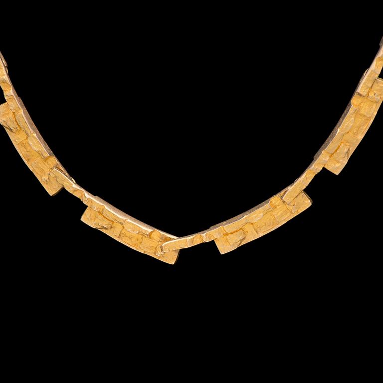 A BJÖRN WECKSTRÖM JEWELLERY SET, a necklace and a pair of earrings, "Tundra", 14K gold. Lapponia 1970-73.